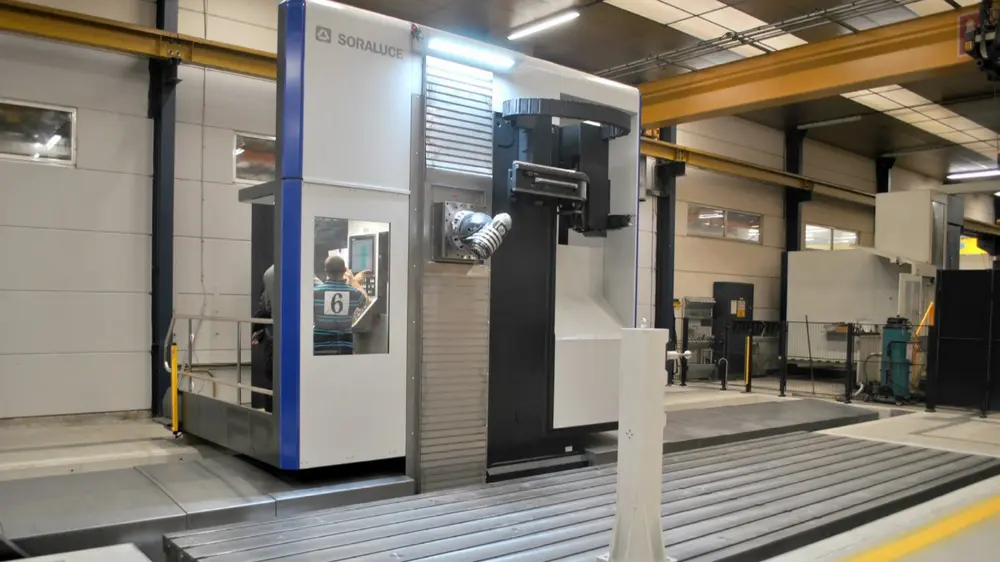 La nouvelle fraiseuse a une plus grande capacité en termes de dimensions des composants, une précision encore plus grande et la possibilité de faire fonctionner la machine en arrière-plan, ce qui offre plus de flexibilité