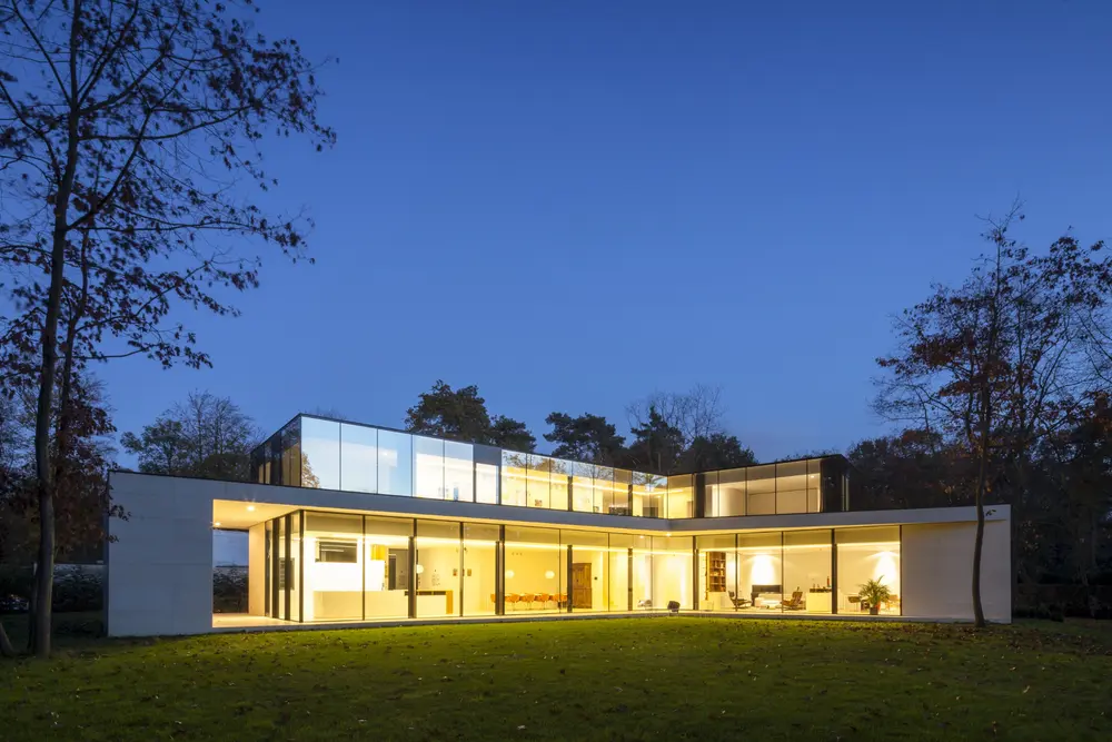 Er is keuze tussen dubbele en drie&shy;voudige beglazing, naargelang van de eisen. Lage-energie of zelfs passiefbouw&shy;projecten vormen geen probleem