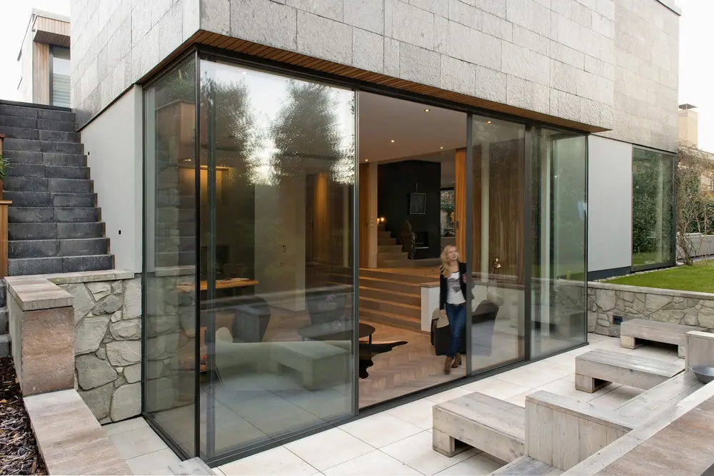 Voor wie weet dat het soortelijk gewicht van glas 2,5&nbsp;g/cm&sup3; bedraagt, is het niet moeilijk om te berekenen dat drie telescopisch openschuivende beglazingen van 2,5&nbsp;m hoog op 3,5&nbsp;m breed (drievoudige gelaagde beglazing met samenstelling 6#/12/4/12/#44.2) samen bijna 1.200&nbsp;kg wegen! Niet meer eenvoudig om manueel te bedienen!  Vandaar dat het systeem vaak wordt gemotoriseerd