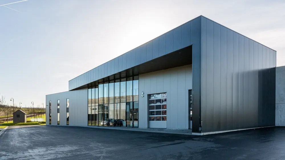 En avril 2019, la carrosserie déménage dans un bâtiment tout neuf d’une superficie de plus de 2.800 m², dans le zoning industriel du Wex de Marche-en-Famenne