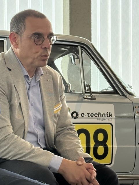 Werner Eetezonne staat sinds 1 juli aan het hoofd van VAB. De voormalige KBC-manager wil de mobiliteitsorganisatie verder digitaliseren en consumenten beter begeleiden bij de overstap naar geëlektrificeerde mobiliteit