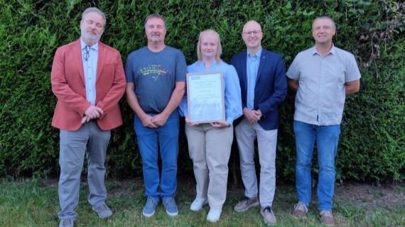 Van links naar rechts: Jan Van Dessel (directeur), Dirk Van Goethem (leerkracht mechanica), Lotte De Schuyter, Wim Vancauwenberghe (directeur BEMAS), Kevin Rouzaré (technisch adviseur mechanica-lassen)