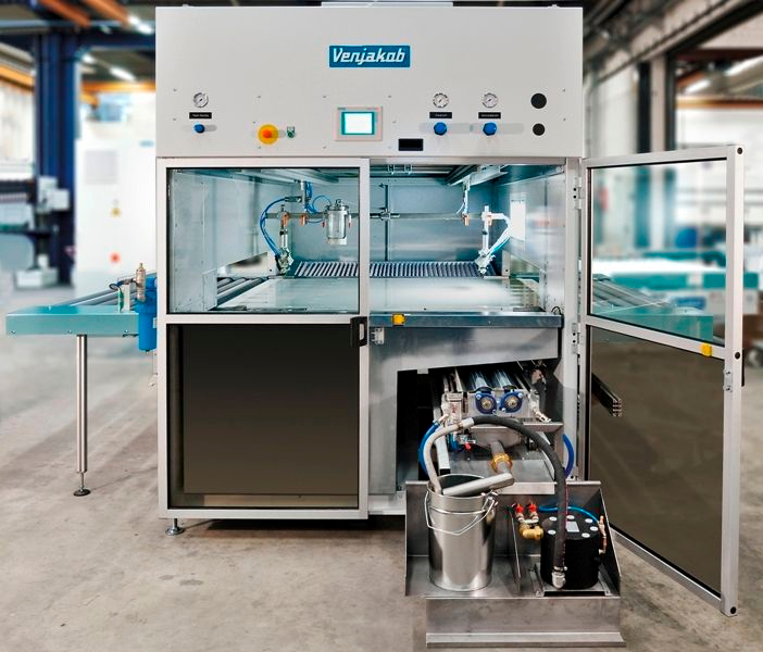Het ingebouwde rakelsysteem zorgt voor 80% recuperatie van de lak. Die mengt men in een verhouding van 1 op 2 met een nieuwe lak (foto: Optimat Group)