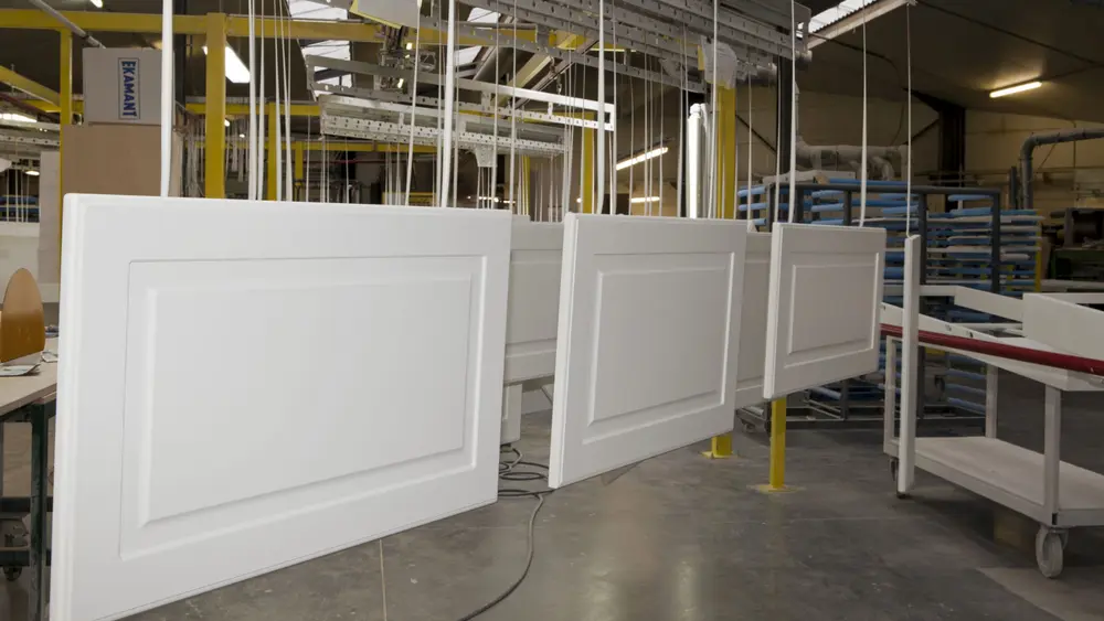 mdf - Het mdf-paneel is geaard via haak en conveyer, en kan elektrostatisch geladen poederdeeltjes op die manier aantrekken