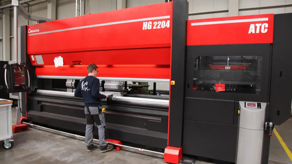 De plooibank van Amada beschikt over een automatische gereedschapswisselaar (ATC)