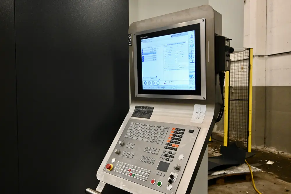 De offlineprogrammering online bijsturen, kan op de bedieningspanelen in de cabine en naast de machine