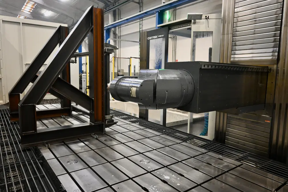 De gepatenteerde, watergekoelde kop is positioneer&shy;baar over 3+2 assen