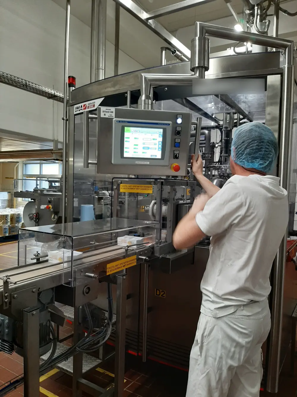 Op de site in Izegem produceert men 160.000 ton margarine per jaar, op 20 verschillende productielijnen
