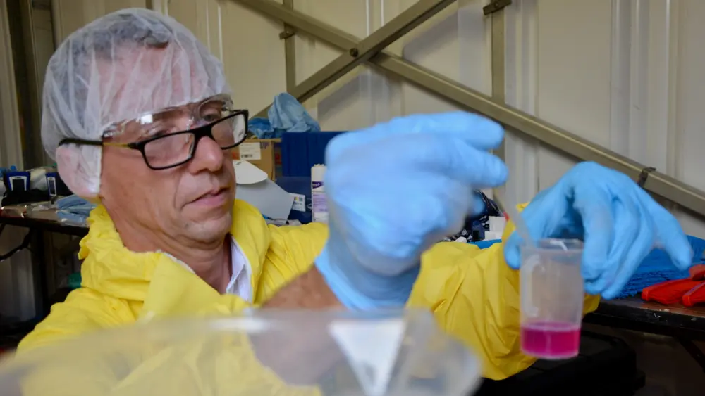 Zure detergensformuleringen zijn ‘blends’ van anorganische en organische zuren en zouten die acteren als zuren