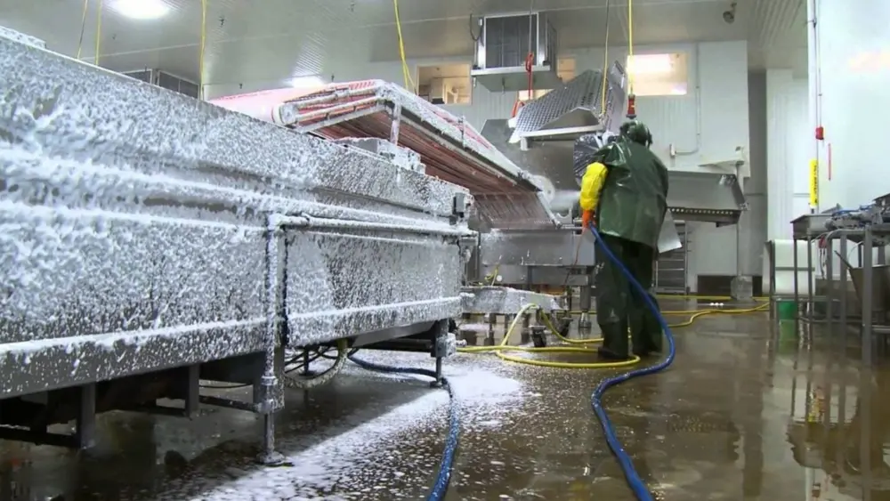 Certains détergents ont un effet moussant intéressant. La mousse collante a le temps de pénétrer et de détacher la saleté