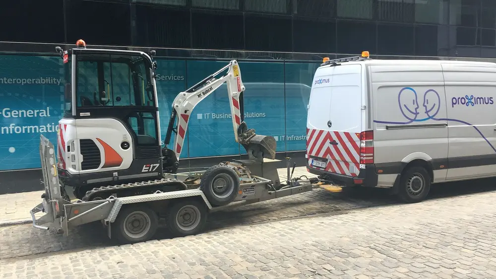 Bobcat E17 bouwt mee aan glasvezelnetwerk in Belgi&euml;