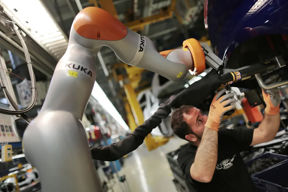 Cobots assisteren de mens, industriële robots nemen taken van de mens over. Een fundamenteel verschil dat leidt tot andere benaderingen van veiligheid en programmering