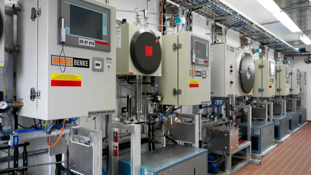 Aan de hand van een veiligheidsaudit die het bedrijf moet laten uitvoeren, wordt er van elk lokaal een zone gemaakt met een cijferaanduiding. De componenten in die ruimte moeten beantwoorden aan die zonering