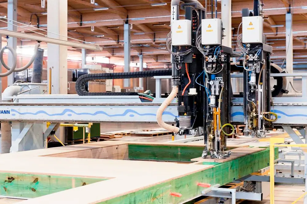 Vrijwel alle bewerkingen bij de productie van de wanden worden door machines uitgevoerd die middels de Vertex-software worden aangestuurd (Bron: Machiels Building Solution)