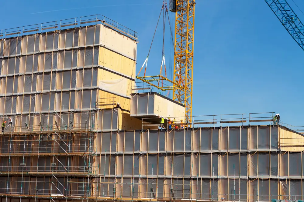 Ook bij de productie van gestandaardiseerde units voor woning- en utiliteitsbouw wordt steeds vaker gebruikgemaakt van houtskeletbouw (Bron: Ursem.nl)