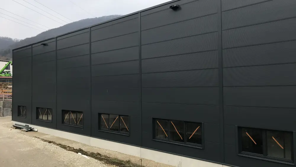 Buitenaanzicht van het nieuwe Leuze distributiecentrum in Unterlenningen