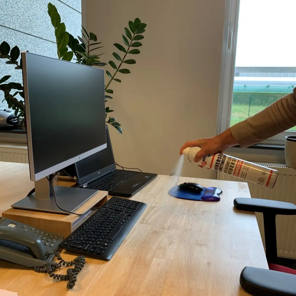Ook bureaus worden snel en doeltreffend gereinigd en ontsmet, ook de zachtere materialen als bureaustoelen