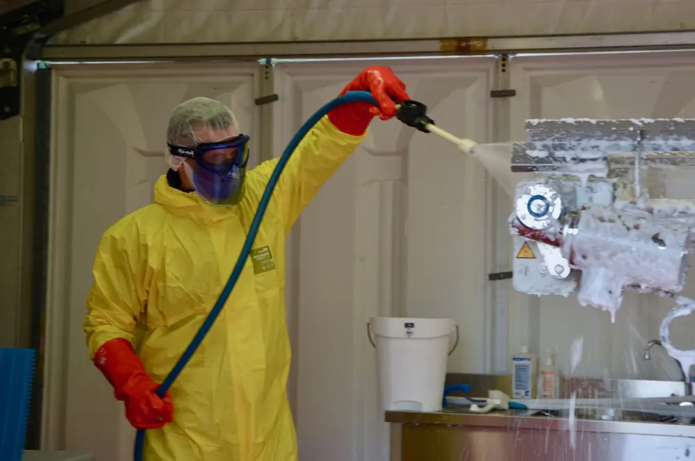 La grande limite de la désinfection manuelle est que certaines surfaces restent intactes