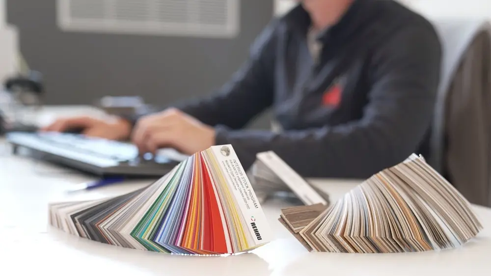 REHAU heeft meer dan 100.000 varianten beschikbaar, in meer dan 2.000 kleuren en gangbare afmetingen die passen bij standaardlaminaten en panelen