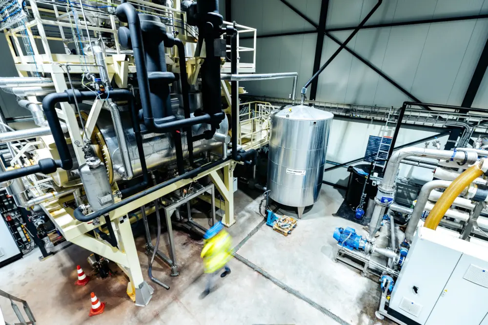 Na de fermentatie volgen drie zuiveringsstappen: het verwijderen van bacteriën en andere fijne verontreinigingen met behulp van ultrafiltratie, het concentreren van de vetzuuroplossing met omgekeerde osmose en het verwijderen van nog opgeloste biopolymeren met behulp van nanofiltratie