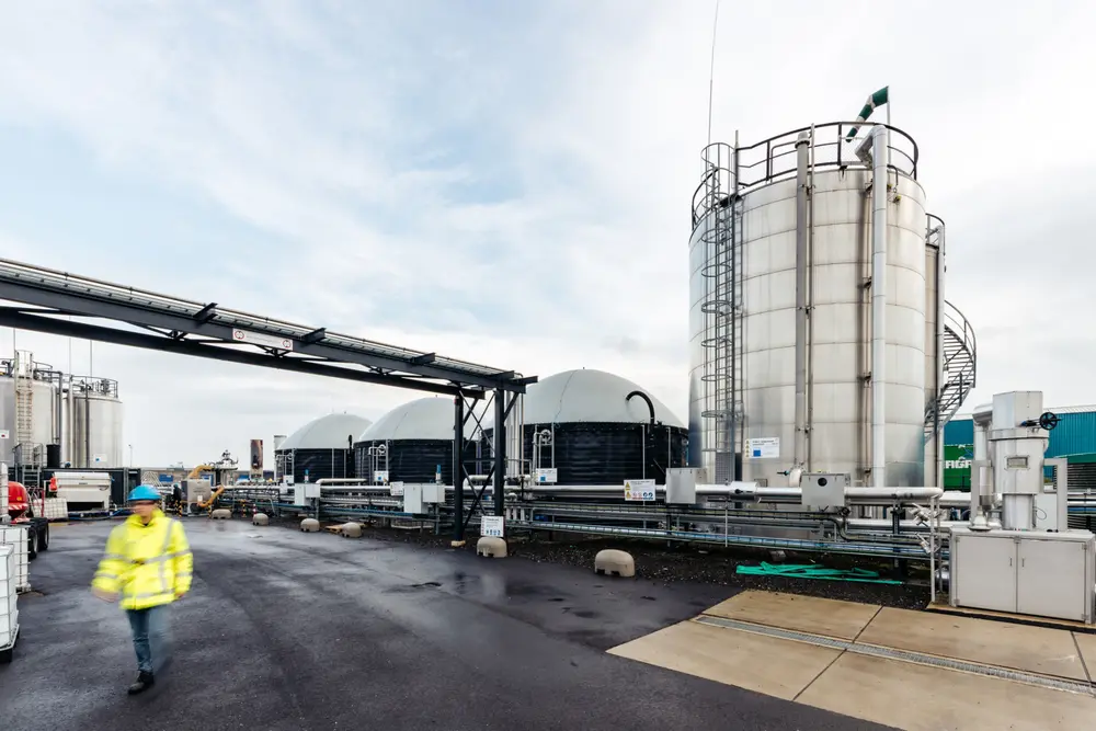 De demonstratiefabriek van ChainCraft in Amsterdam beschikt over 3 fermentoren van 250 m³ voor de 1ste fermentatiestap (op foto links) en 2 fermentoren van elk 125 m³ voor de 2e stap (rechts)