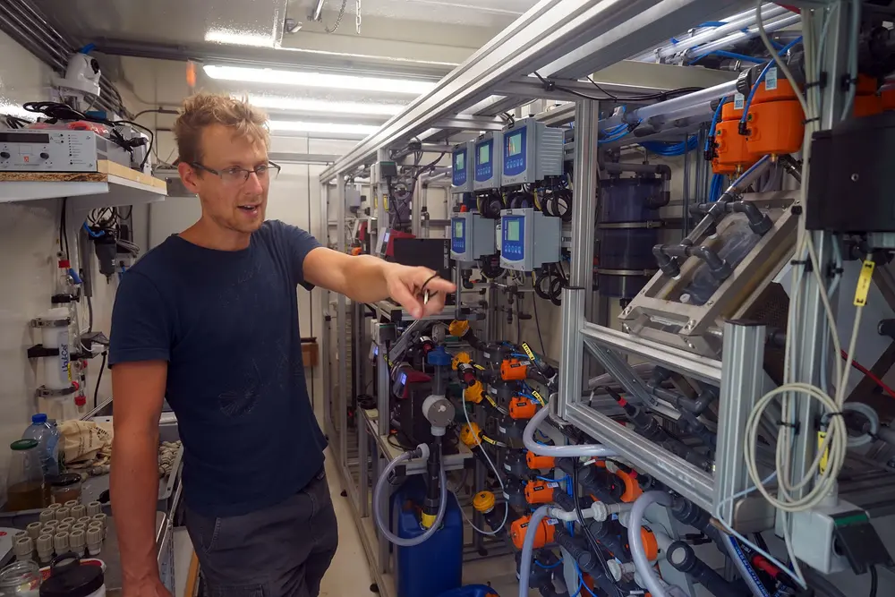 newbies Sam Molenaar bij de elektrodialysereactor,