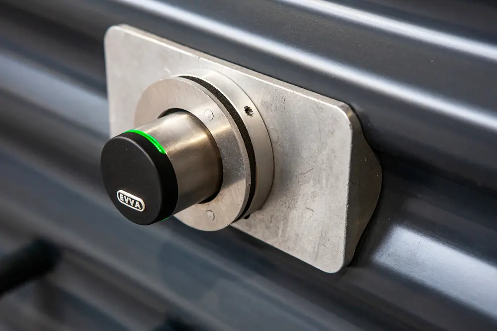 Met de AirKey-cilinder kun je kiezen uit twee technologieën: je kunt ze bedienen met NFC of met Bluetooth, waardoor bediening met een badge of smart­phone mogelijk is