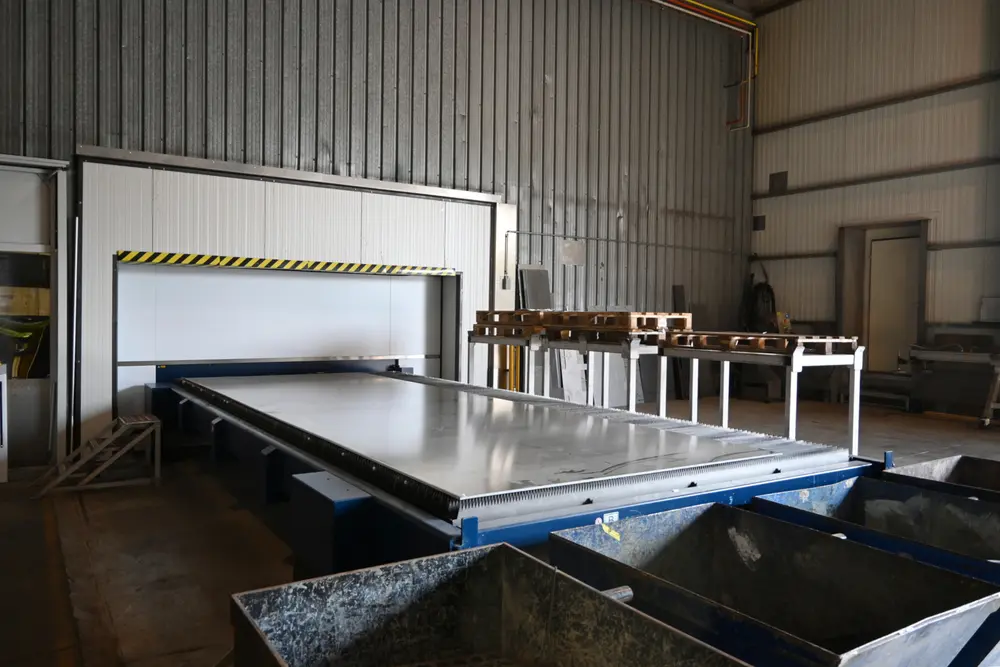 Le lit de coupe fait 6 sur 2,5 m est possède un système de changement rapide pour des tôles en aluminium ou en inox