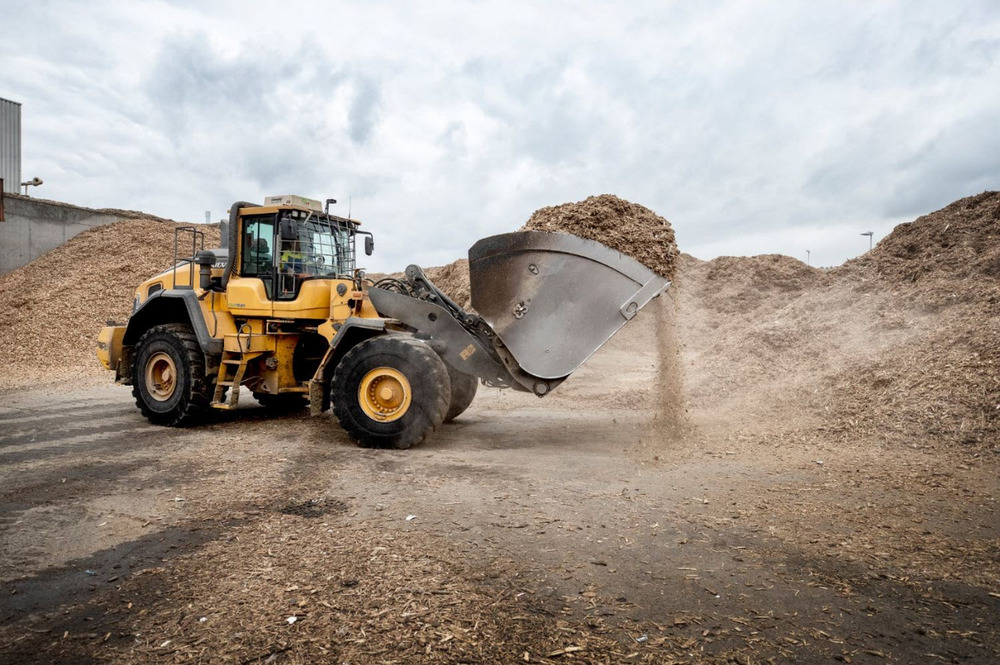 Verwerking gerecycleerd hout op de Unilin Panels site in Oostrozebeke.jpg