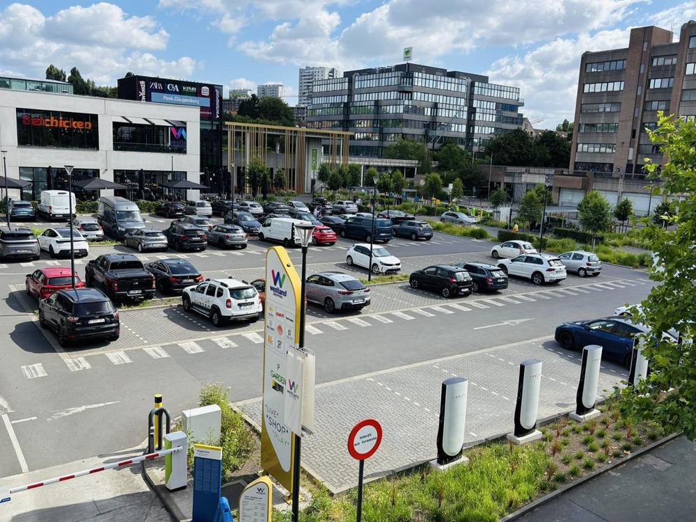 ParkingbornesTesla.122539.jpg